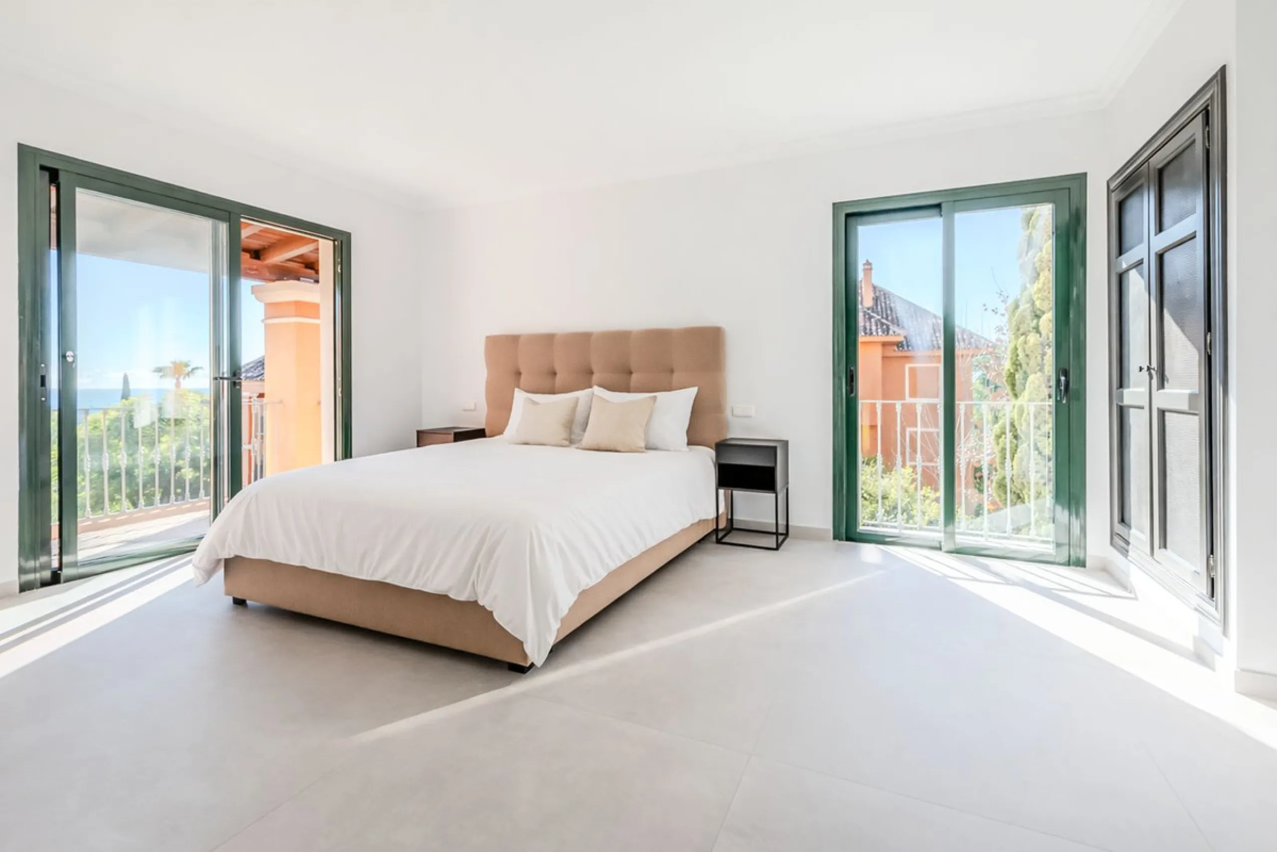 Discover a unique opportunity to acquire an exceptional property in one of the most exclusive areas of the Costa del Sol. This magnificent **middle-floor apartment** is located in the prestigious **Monte Halcones** development in Benahavís, renowned for i