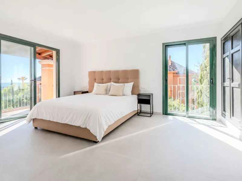 Discover a unique opportunity to acquire an exceptional property in one of the most exclusive areas of the Costa del Sol. This magnificent **middle-floor apartment** is located in the prestigious **Monte Halcones** development in Benahavís, renowned for i