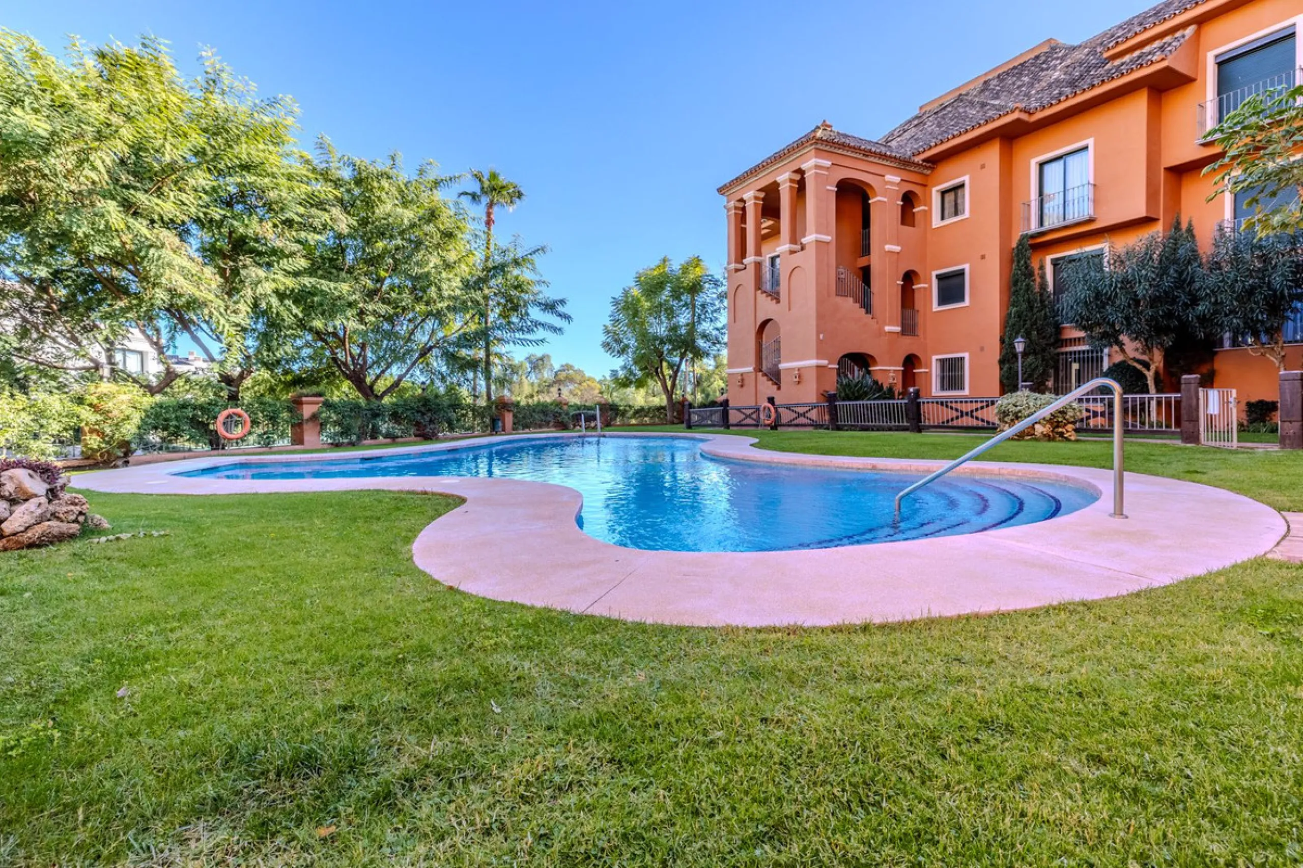 Discover a unique opportunity to acquire an exceptional property in one of the most exclusive areas of the Costa del Sol. This magnificent **middle-floor apartment** is located in the prestigious **Monte Halcones** development in Benahavís, renowned for i