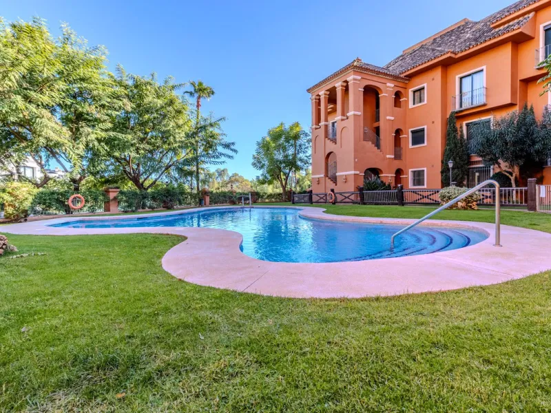 Discover a unique opportunity to acquire an exceptional property in one of the most exclusive areas of the Costa del Sol. This magnificent **middle-floor apartment** is located in the prestigious **Monte Halcones** development in Benahavís, renowned for i