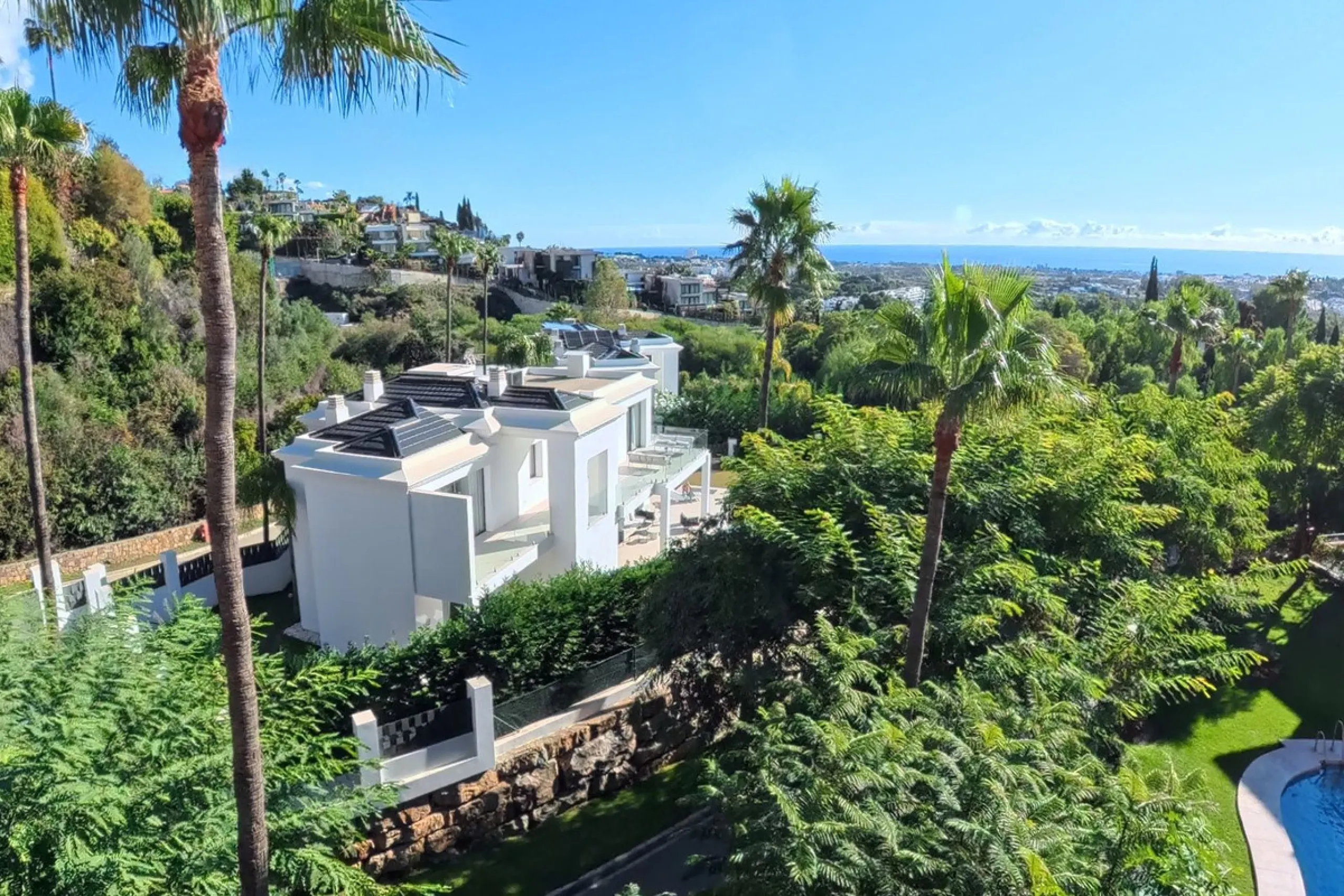Discover a unique opportunity to acquire an exceptional property in one of the most exclusive areas of the Costa del Sol. This magnificent **middle-floor apartment** is located in the prestigious **Monte Halcones** development in Benahavís, renowned for i