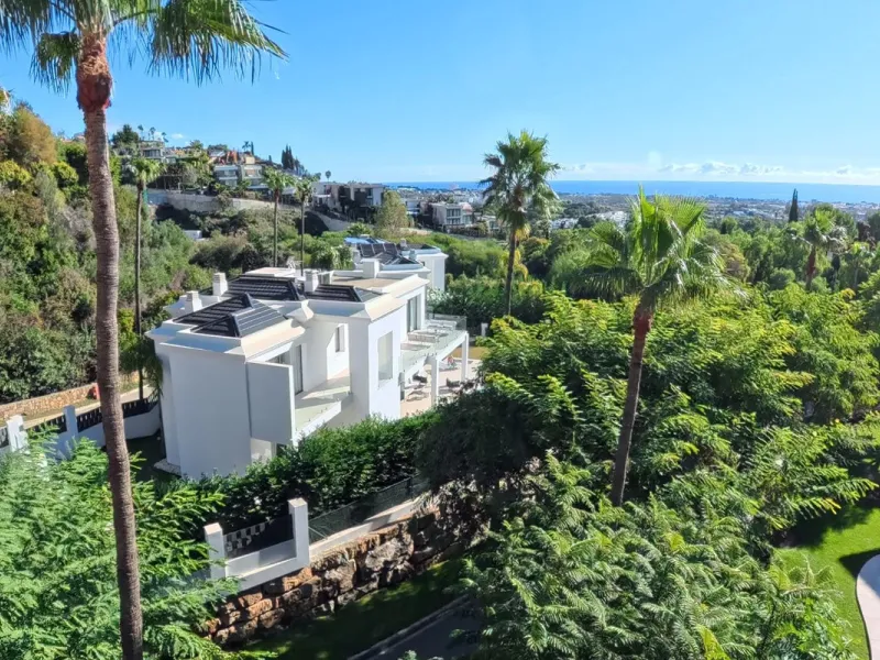 Discover a unique opportunity to acquire an exceptional property in one of the most exclusive areas of the Costa del Sol. This magnificent **middle-floor apartment** is located in the prestigious **Monte Halcones** development in Benahavís, renowned for i