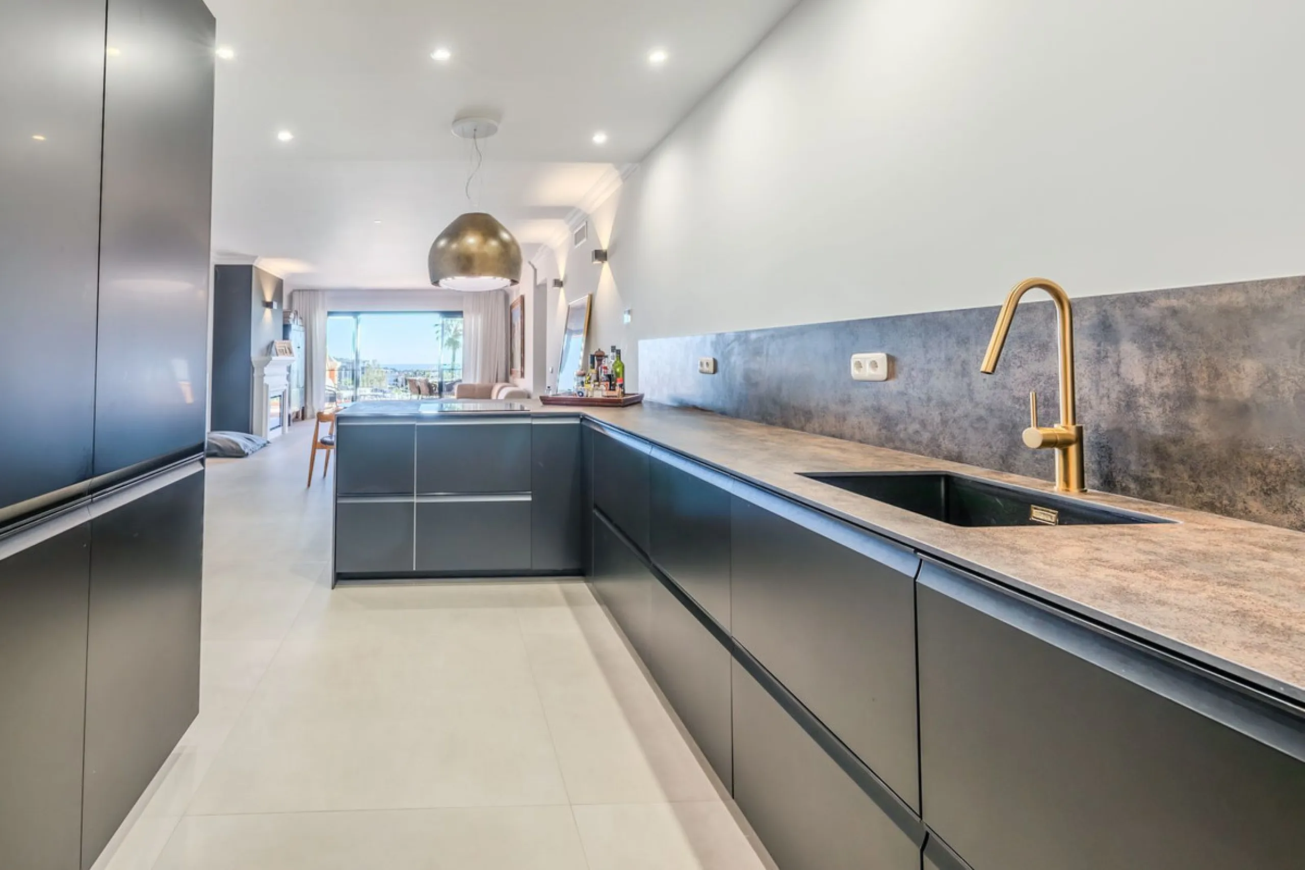Discover a unique opportunity to acquire an exceptional property in one of the most exclusive areas of the Costa del Sol. This magnificent **middle-floor apartment** is located in the prestigious **Monte Halcones** development in Benahavís, renowned for i