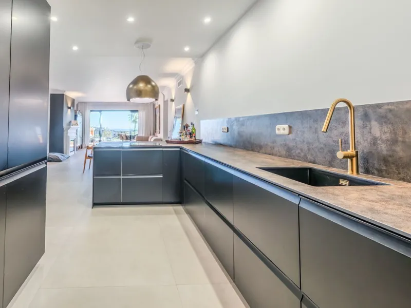 Discover a unique opportunity to acquire an exceptional property in one of the most exclusive areas of the Costa del Sol. This magnificent **middle-floor apartment** is located in the prestigious **Monte Halcones** development in Benahavís, renowned for i