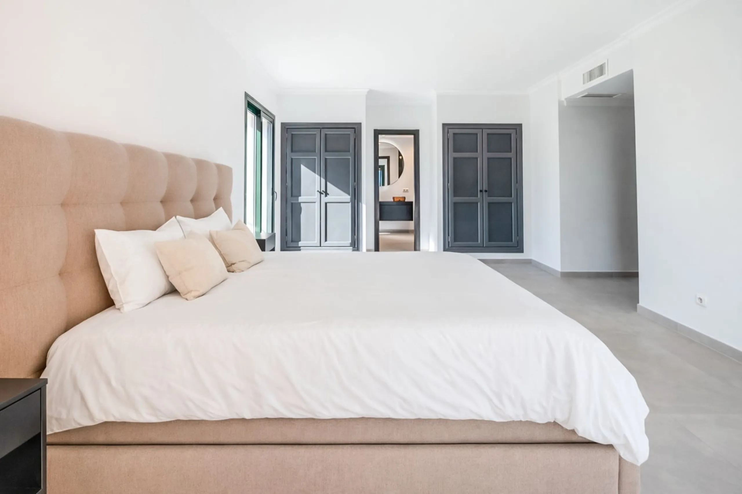 Discover a unique opportunity to acquire an exceptional property in one of the most exclusive areas of the Costa del Sol. This magnificent **middle-floor apartment** is located in the prestigious **Monte Halcones** development in Benahavís, renowned for i