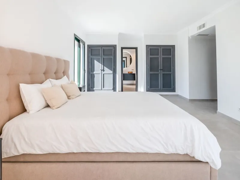 Discover a unique opportunity to acquire an exceptional property in one of the most exclusive areas of the Costa del Sol. This magnificent **middle-floor apartment** is located in the prestigious **Monte Halcones** development in Benahavís, renowned for i