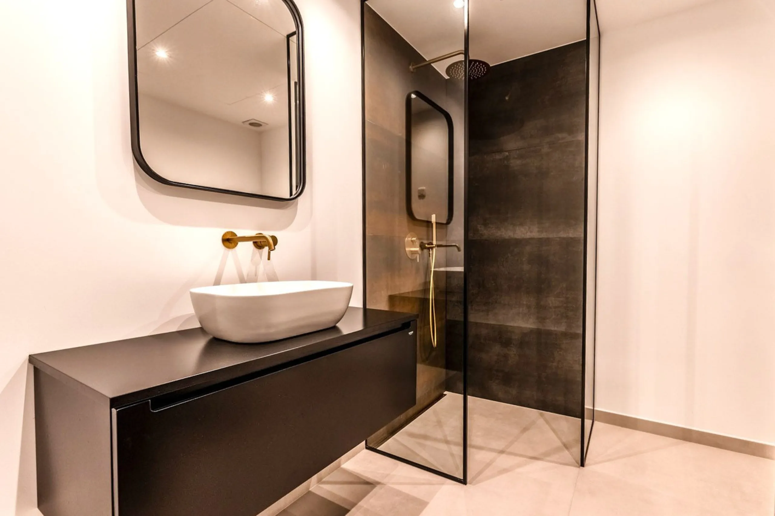 Discover a unique opportunity to acquire an exceptional property in one of the most exclusive areas of the Costa del Sol. This magnificent **middle-floor apartment** is located in the prestigious **Monte Halcones** development in Benahavís, renowned for i