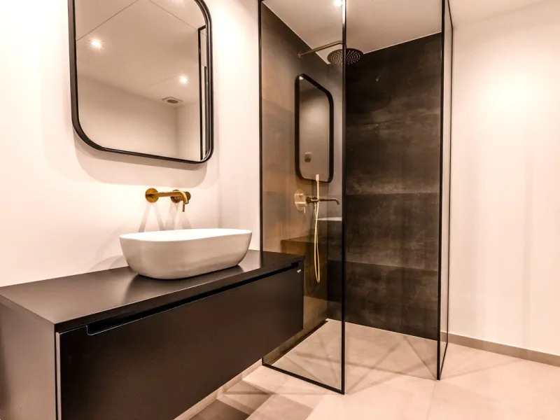 Discover a unique opportunity to acquire an exceptional property in one of the most exclusive areas of the Costa del Sol. This magnificent **middle-floor apartment** is located in the prestigious **Monte Halcones** development in Benahavís, renowned for i