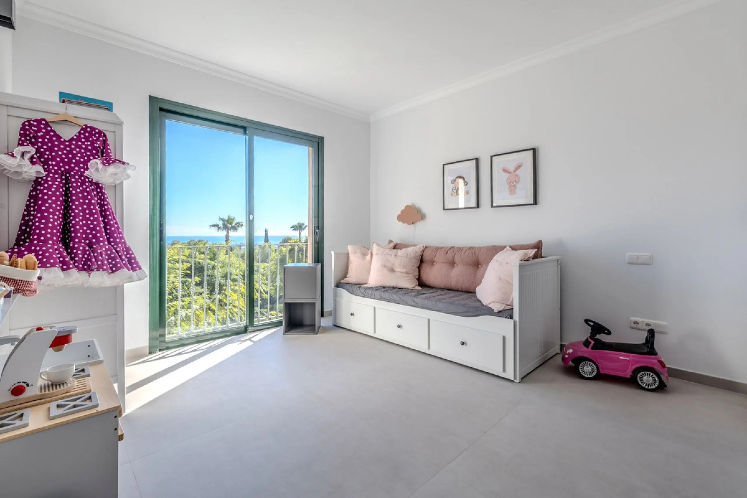 Discover a unique opportunity to acquire an exceptional property in one of the most exclusive areas of the Costa del Sol. This magnificent **middle-floor apartment** is located in the prestigious **Monte Halcones** development in Benahavís, renowned for i