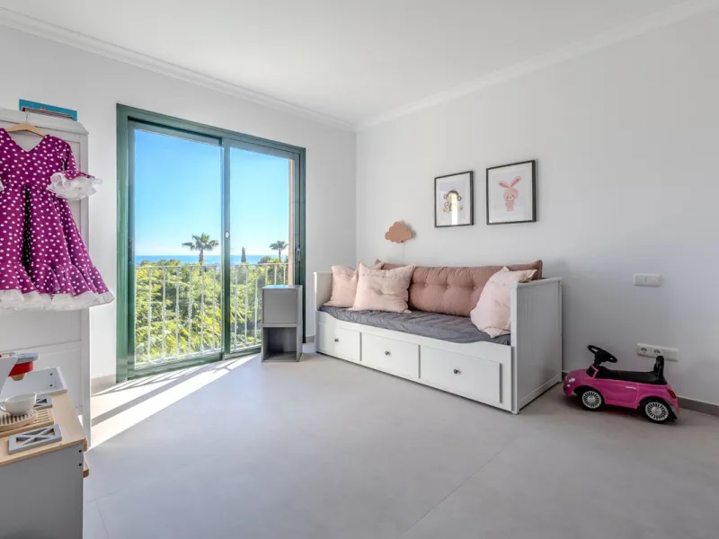Discover a unique opportunity to acquire an exceptional property in one of the most exclusive areas of the Costa del Sol. This magnificent **middle-floor apartment** is located in the prestigious **Monte Halcones** development in Benahavís, renowned for i