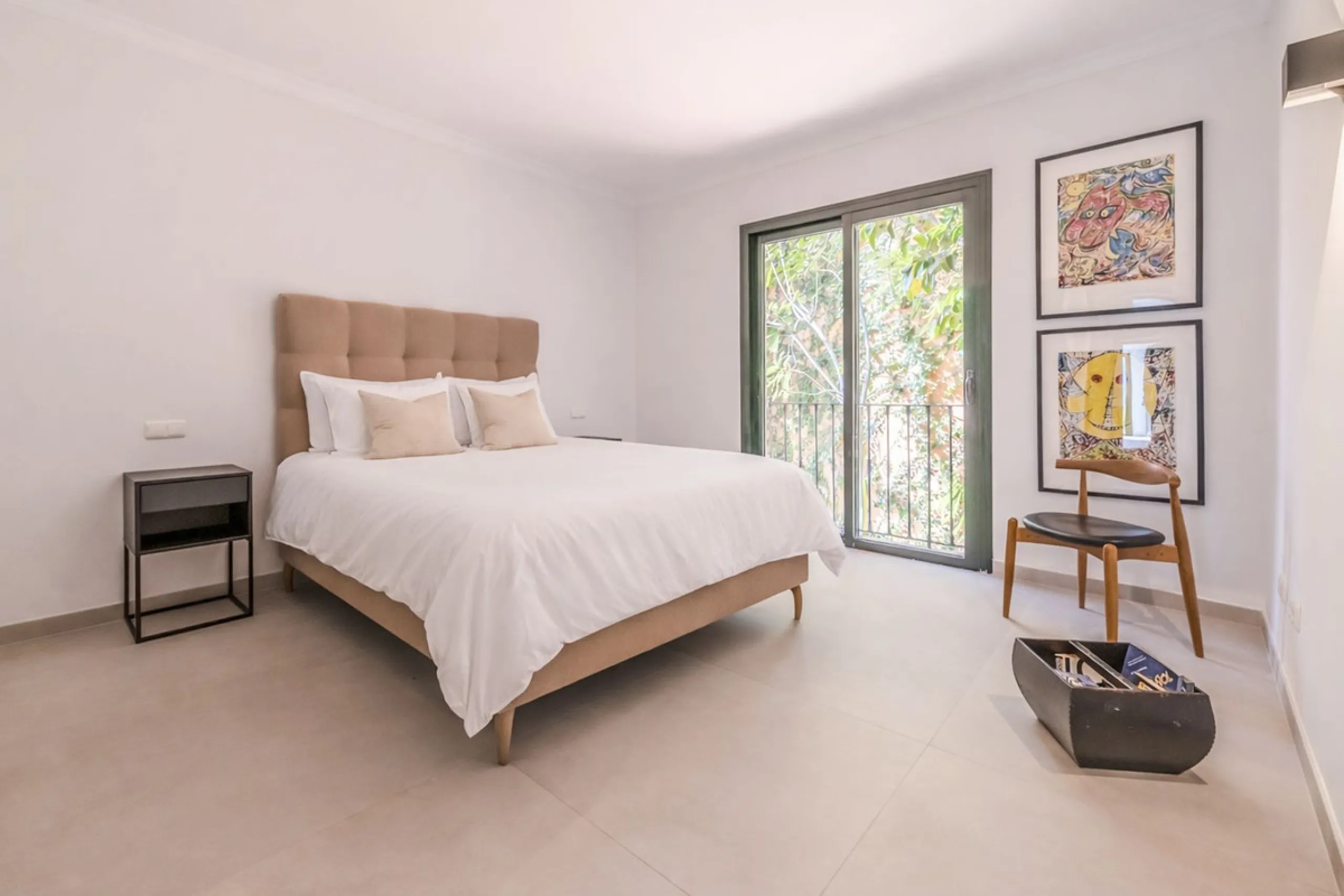 Discover a unique opportunity to acquire an exceptional property in one of the most exclusive areas of the Costa del Sol. This magnificent **middle-floor apartment** is located in the prestigious **Monte Halcones** development in Benahavís, renowned for i