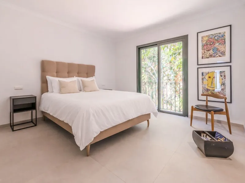 Discover a unique opportunity to acquire an exceptional property in one of the most exclusive areas of the Costa del Sol. This magnificent **middle-floor apartment** is located in the prestigious **Monte Halcones** development in Benahavís, renowned for i