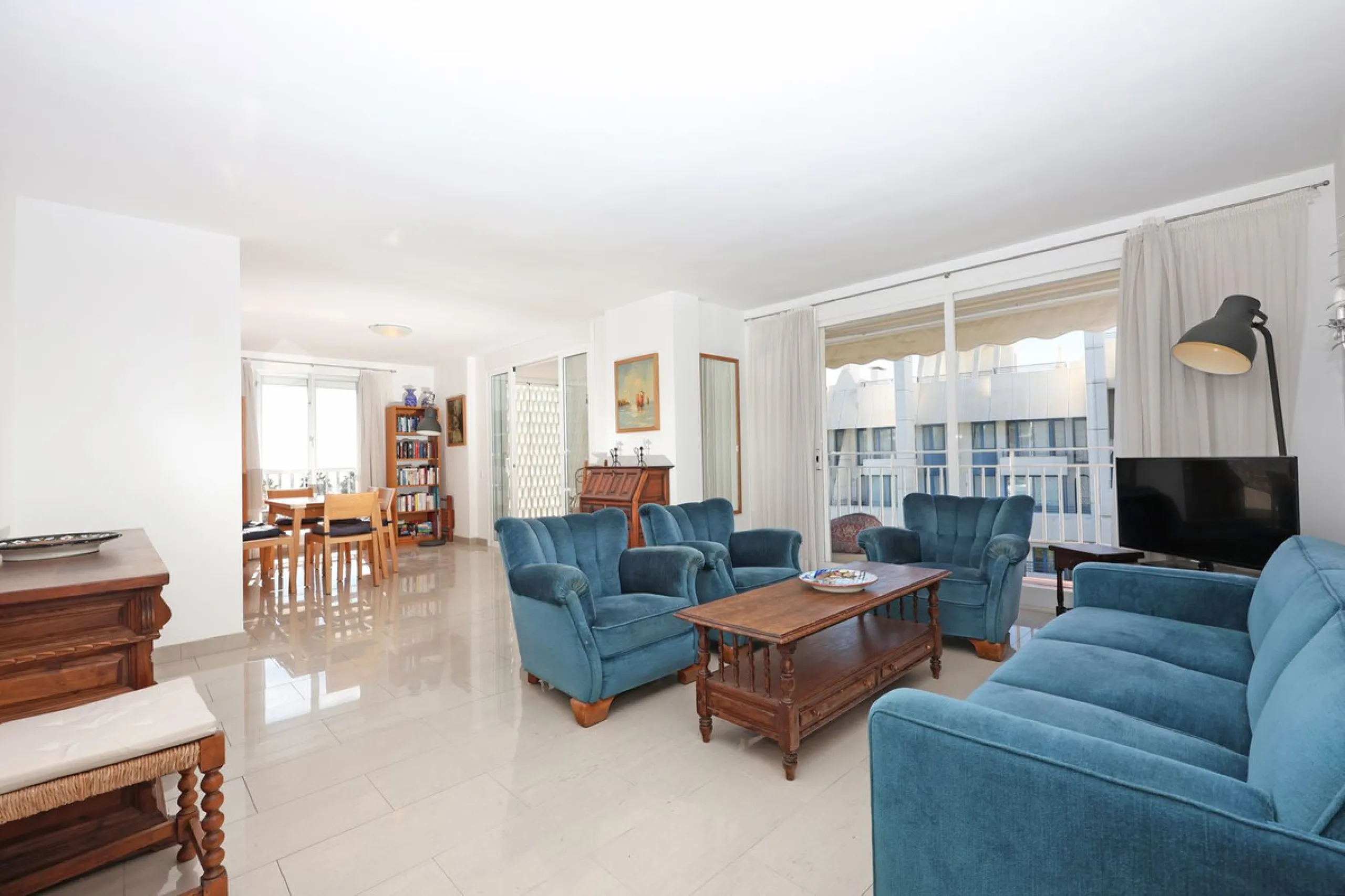 Introducing this charming 3-bedroom, 2-bathroom apartment, ideally located in the heart of Marbella. This home offers comfort and style in one of the most sought-after areas on the Costa del Sol. The living room opens up to a South-West facing terrace, pe