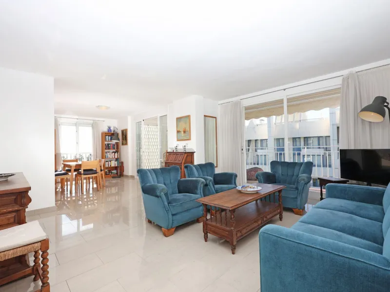 Introducing this charming 3-bedroom, 2-bathroom apartment, ideally located in the heart of Marbella. This home offers comfort and style in one of the most sought-after areas on the Costa del Sol. The living room opens up to a South-West facing terrace, pe