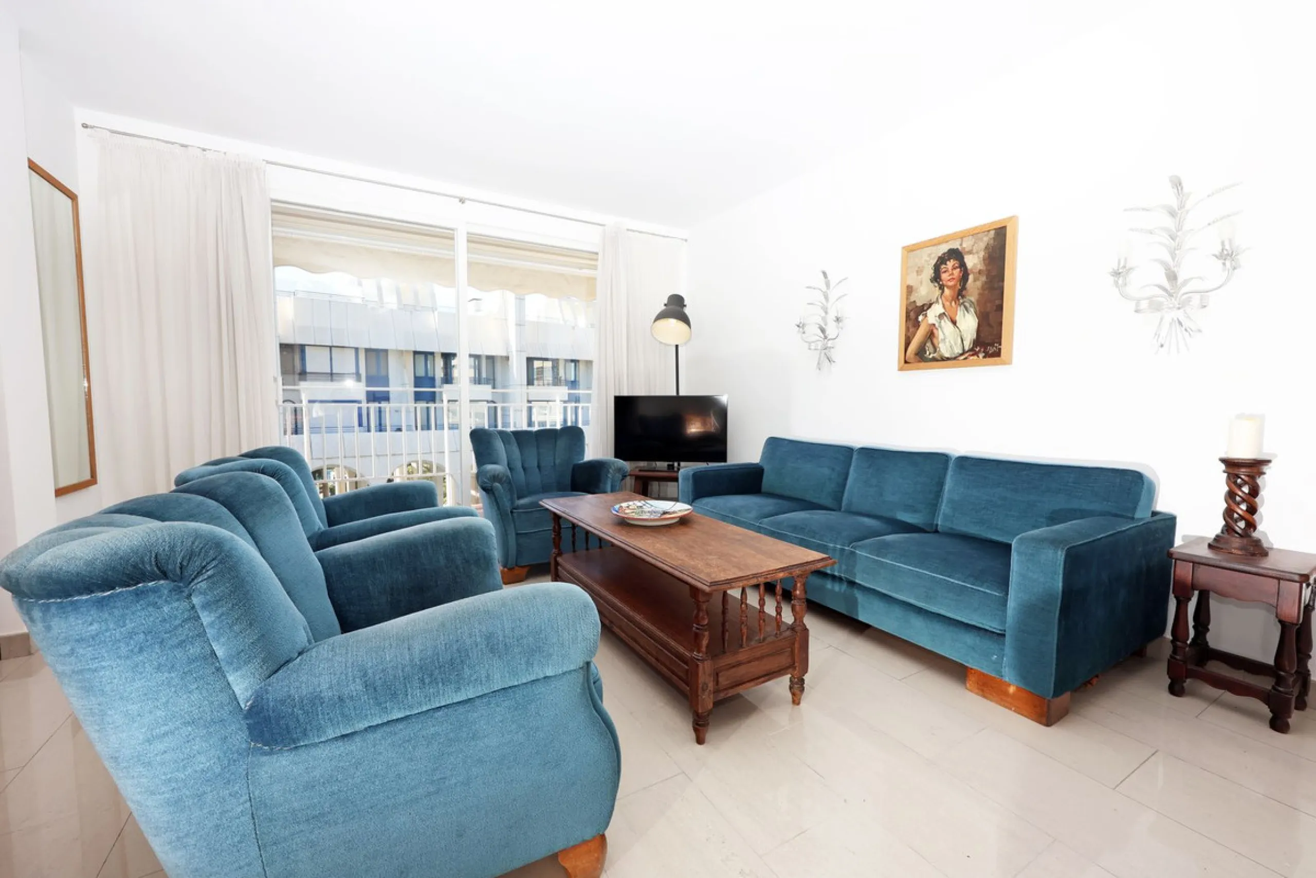 Introducing this charming 3-bedroom, 2-bathroom apartment, ideally located in the heart of Marbella. This home offers comfort and style in one of the most sought-after areas on the Costa del Sol. The living room opens up to a South-West facing terrace, pe