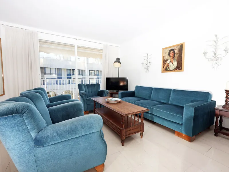 Introducing this charming 3-bedroom, 2-bathroom apartment, ideally located in the heart of Marbella. This home offers comfort and style in one of the most sought-after areas on the Costa del Sol. The living room opens up to a South-West facing terrace, pe