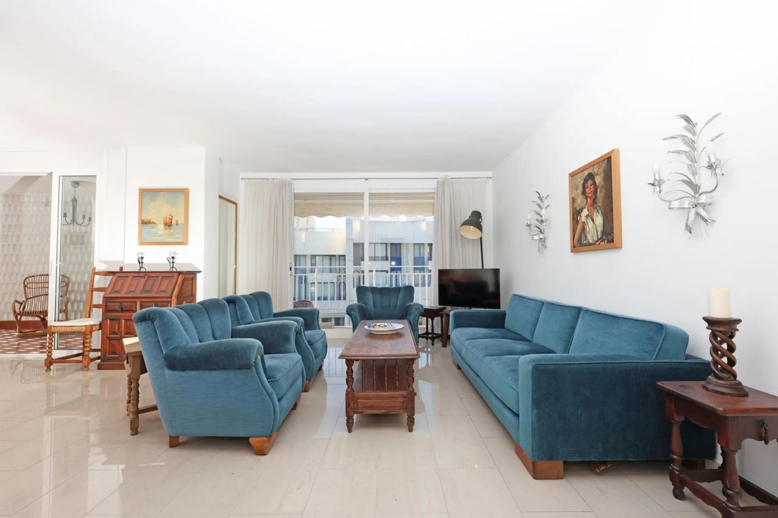 Introducing this charming 3-bedroom, 2-bathroom apartment, ideally located in the heart of Marbella. This home offers comfort and style in one of the most sought-after areas on the Costa del Sol. The living room opens up to a South-West facing terrace, pe