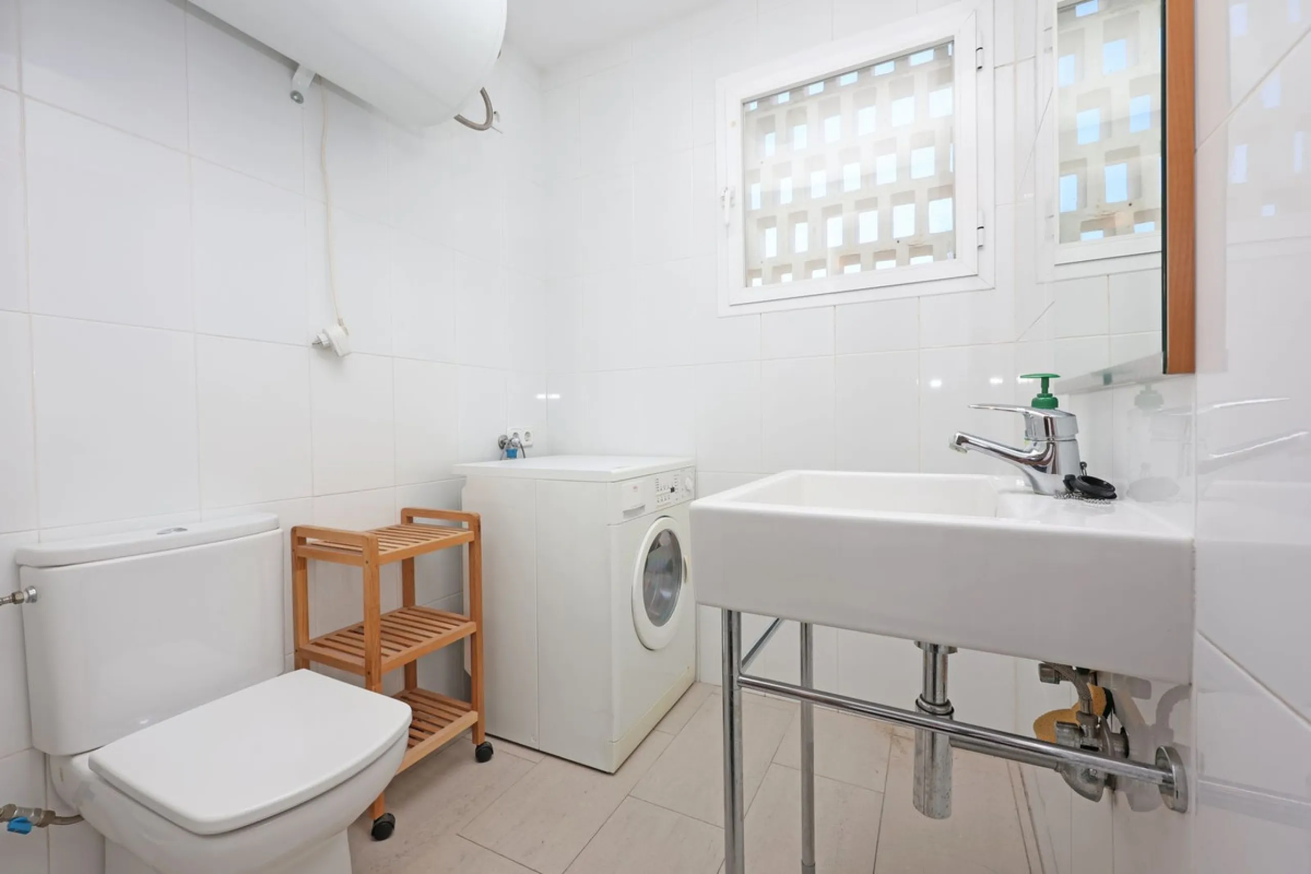 Introducing this charming 3-bedroom, 2-bathroom apartment, ideally located in the heart of Marbella. This home offers comfort and style in one of the most sought-after areas on the Costa del Sol. The living room opens up to a South-West facing terrace, pe