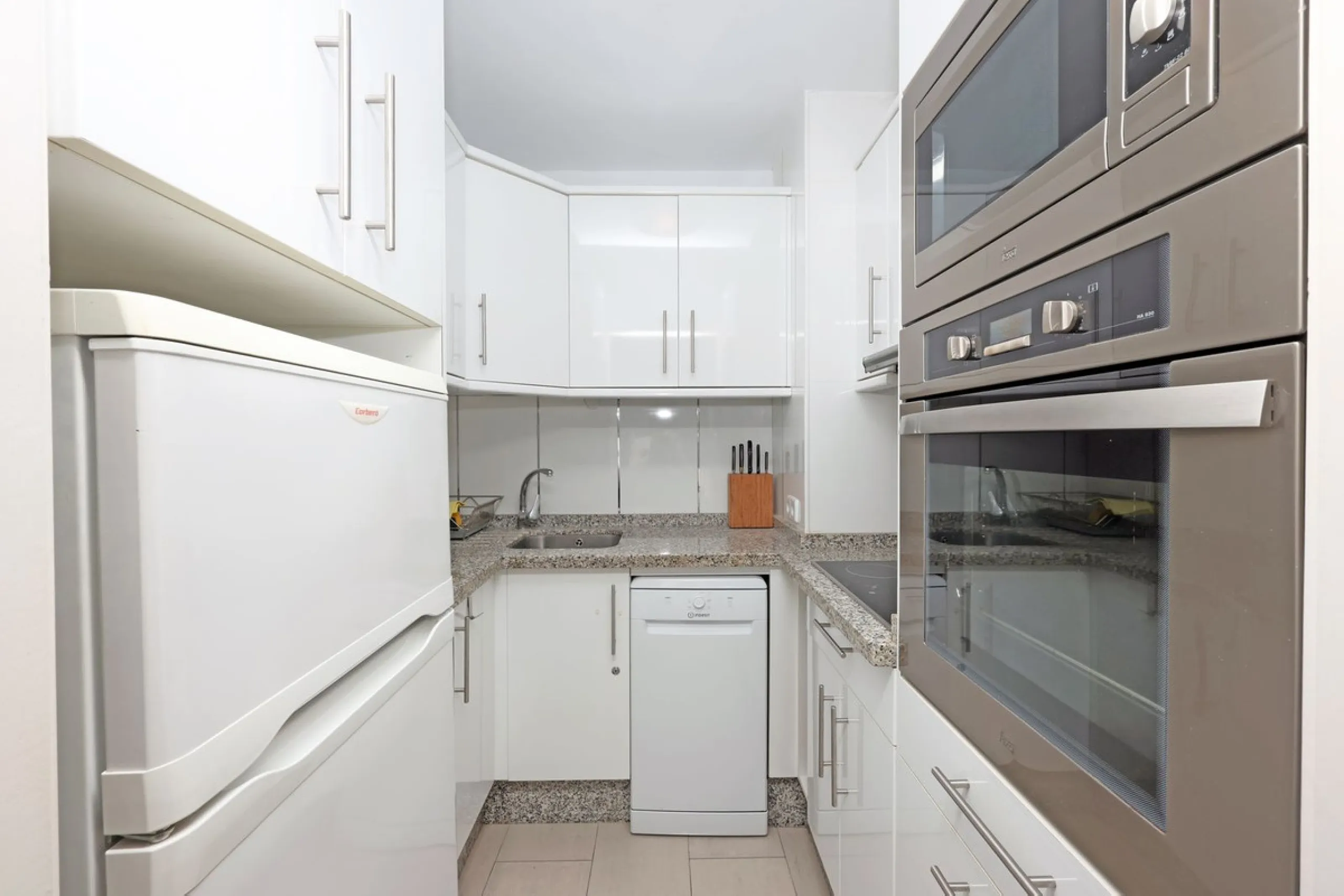 Introducing this charming 3-bedroom, 2-bathroom apartment, ideally located in the heart of Marbella. This home offers comfort and style in one of the most sought-after areas on the Costa del Sol. The living room opens up to a South-West facing terrace, pe