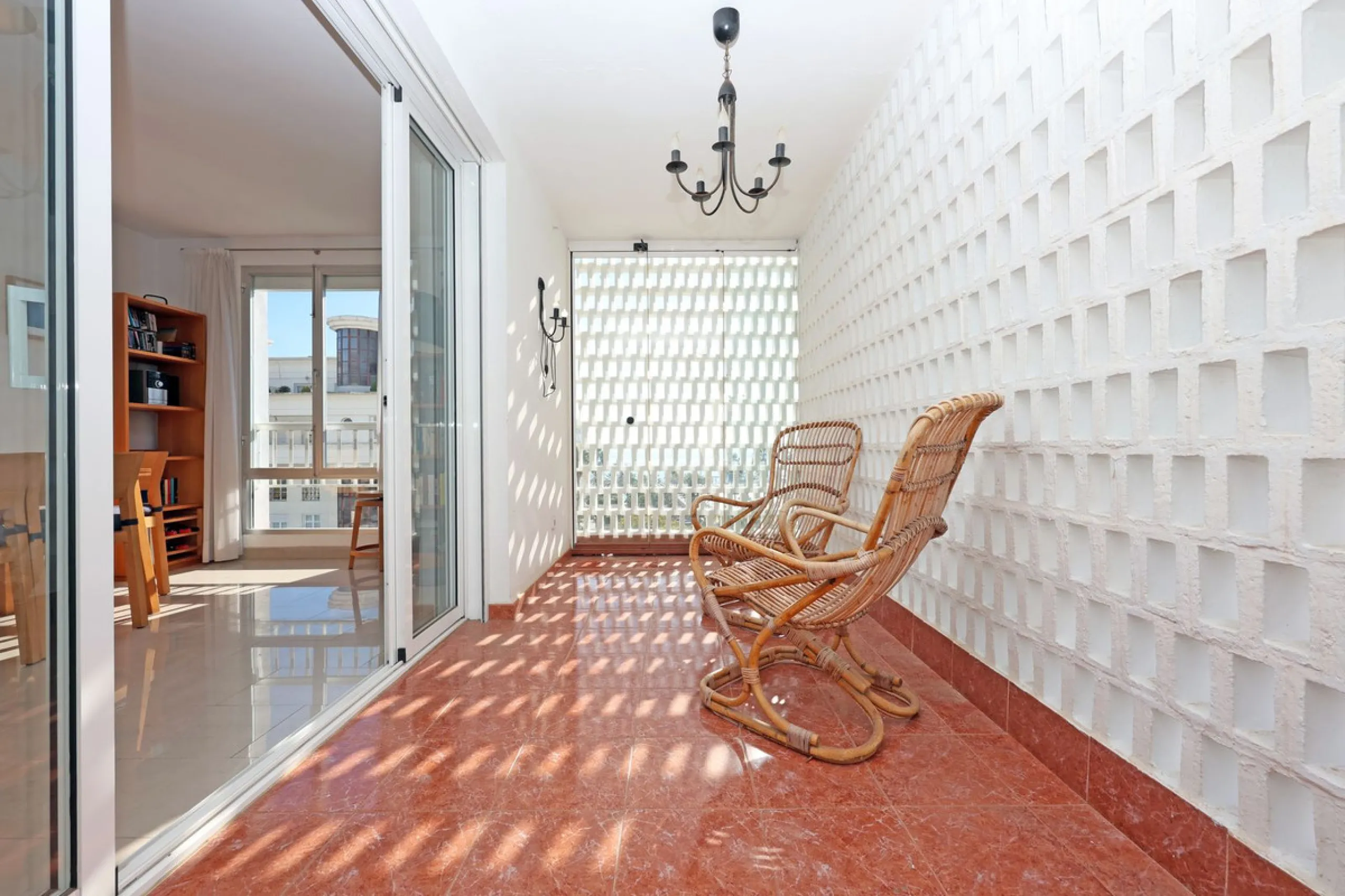 Introducing this charming 3-bedroom, 2-bathroom apartment, ideally located in the heart of Marbella. This home offers comfort and style in one of the most sought-after areas on the Costa del Sol. The living room opens up to a South-West facing terrace, pe