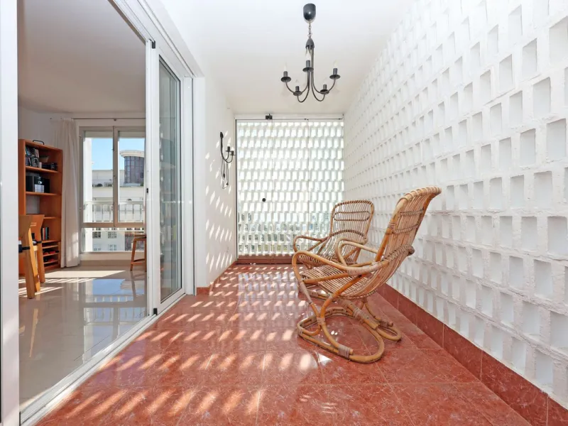Introducing this charming 3-bedroom, 2-bathroom apartment, ideally located in the heart of Marbella. This home offers comfort and style in one of the most sought-after areas on the Costa del Sol. The living room opens up to a South-West facing terrace, pe