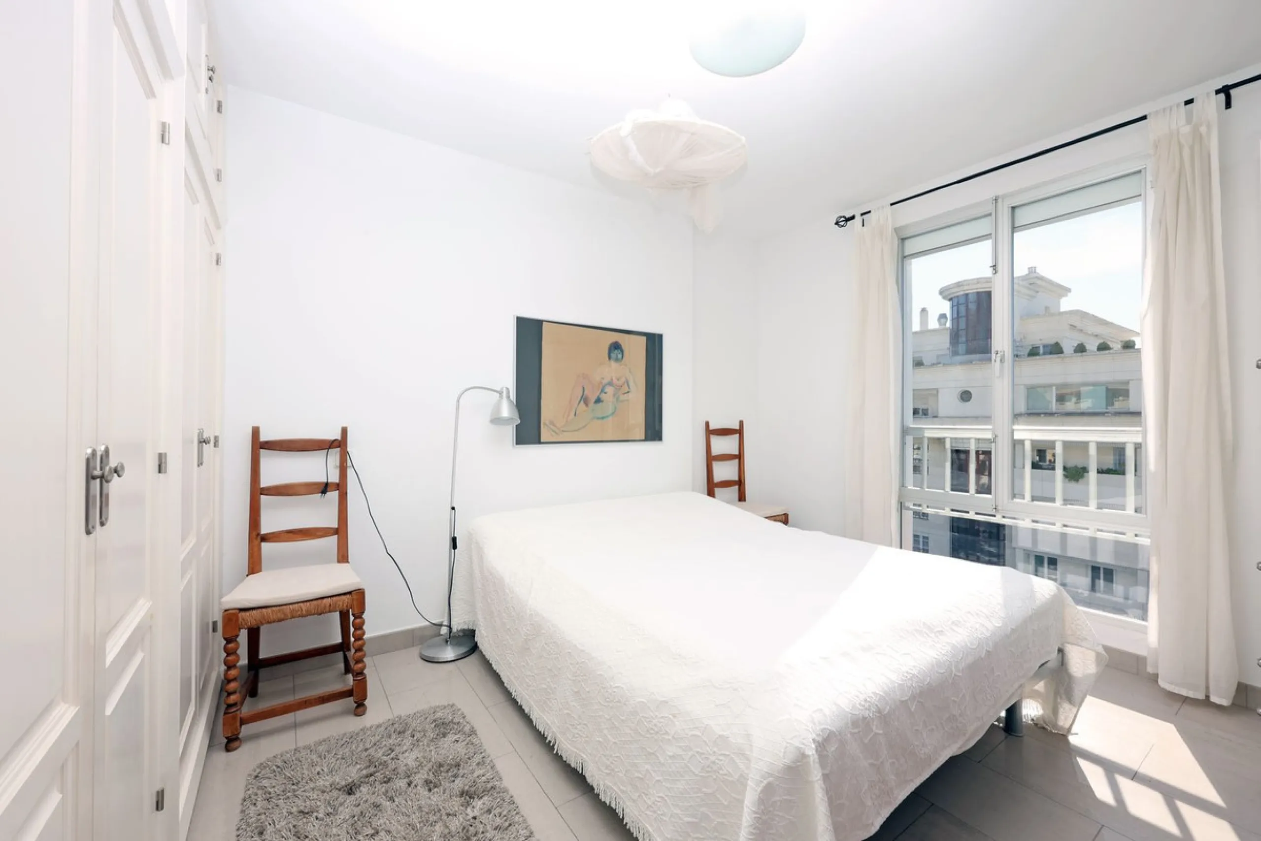 Introducing this charming 3-bedroom, 2-bathroom apartment, ideally located in the heart of Marbella. This home offers comfort and style in one of the most sought-after areas on the Costa del Sol. The living room opens up to a South-West facing terrace, pe