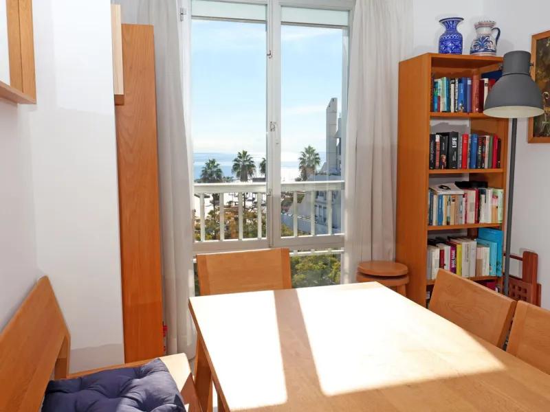Introducing this charming 3-bedroom, 2-bathroom apartment, ideally located in the heart of Marbella. This home offers comfort and style in one of the most sought-after areas on the Costa del Sol. The living room opens up to a South-West facing terrace, pe