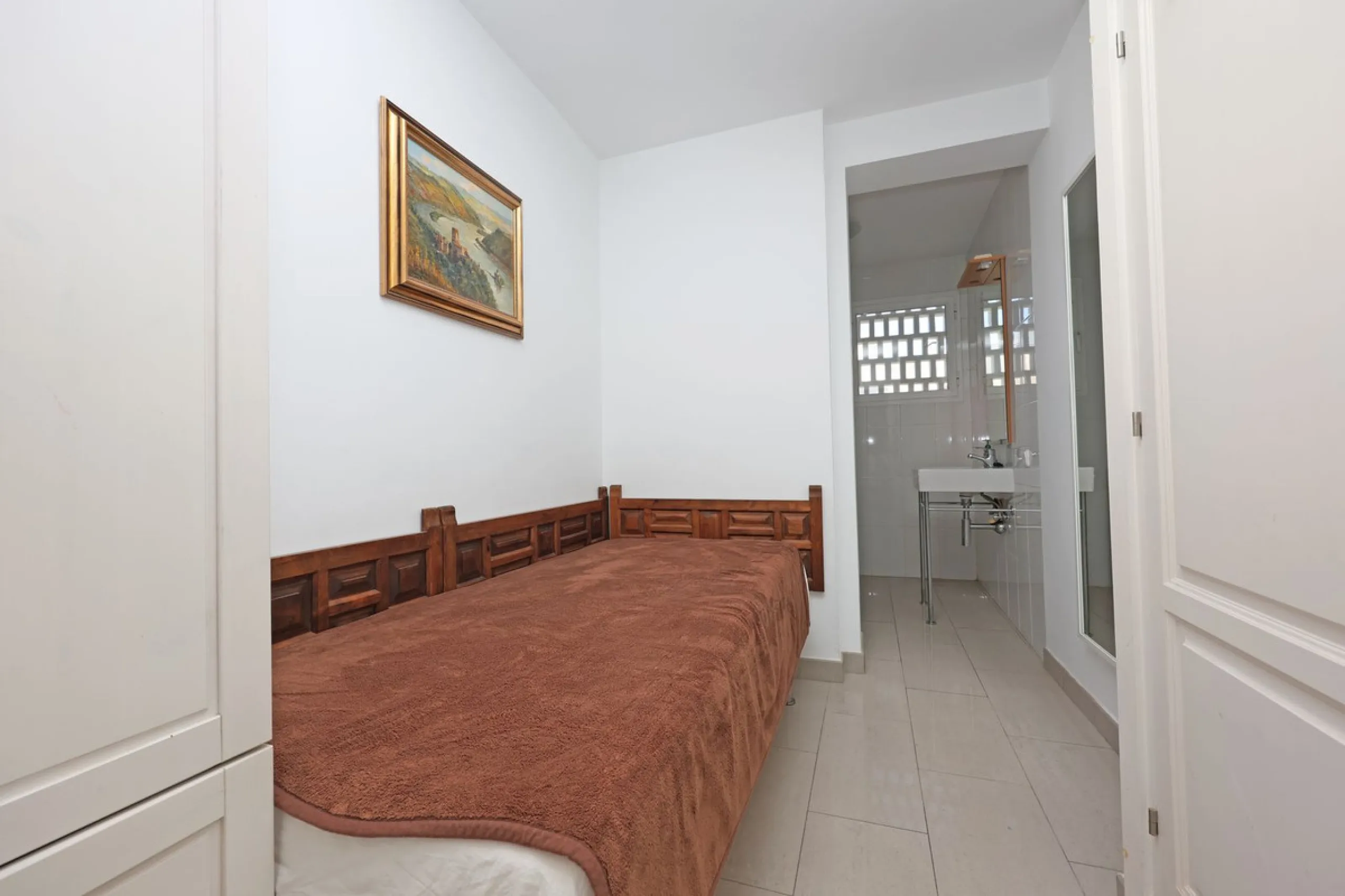 Introducing this charming 3-bedroom, 2-bathroom apartment, ideally located in the heart of Marbella. This home offers comfort and style in one of the most sought-after areas on the Costa del Sol. The living room opens up to a South-West facing terrace, pe