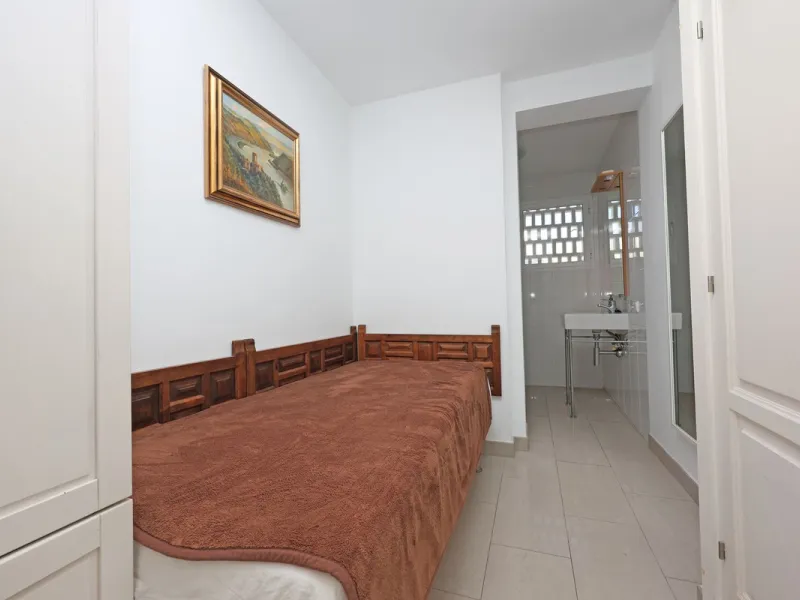 Introducing this charming 3-bedroom, 2-bathroom apartment, ideally located in the heart of Marbella. This home offers comfort and style in one of the most sought-after areas on the Costa del Sol. The living room opens up to a South-West facing terrace, pe