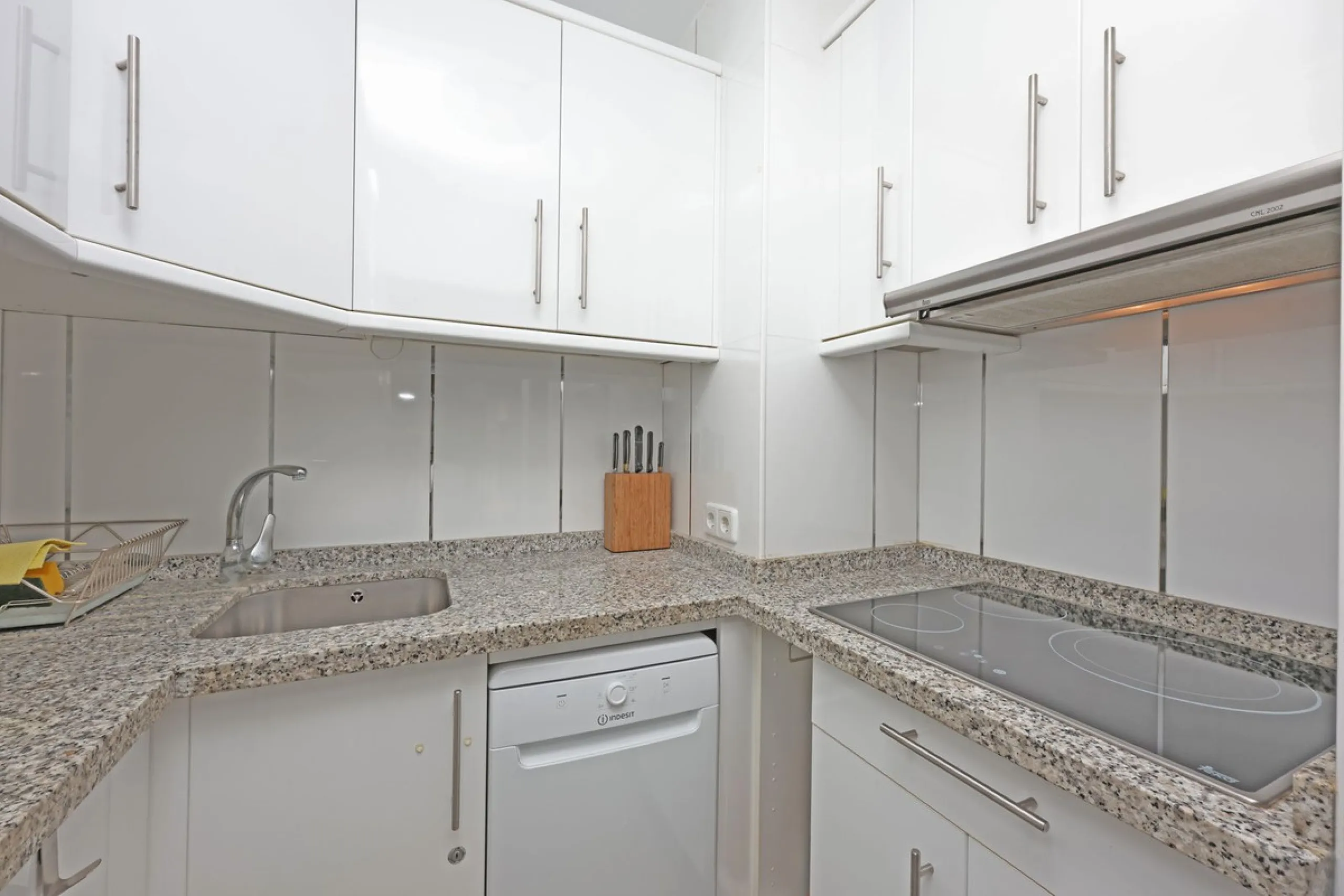 Introducing this charming 3-bedroom, 2-bathroom apartment, ideally located in the heart of Marbella. This home offers comfort and style in one of the most sought-after areas on the Costa del Sol. The living room opens up to a South-West facing terrace, pe