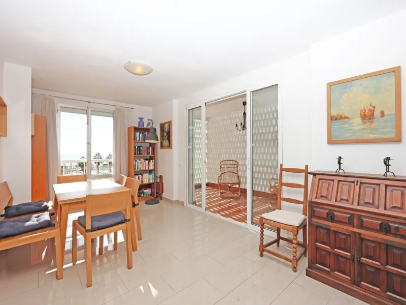 Introducing this charming 3-bedroom, 2-bathroom apartment, ideally located in the heart of Marbella. This home offers comfort and style in one of the most sought-after areas on the Costa del Sol. The living room opens up to a South-West facing terrace, pe