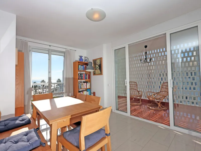 Introducing this charming 3-bedroom, 2-bathroom apartment, ideally located in the heart of Marbella. This home offers comfort and style in one of the most sought-after areas on the Costa del Sol. The living room opens up to a South-West facing terrace, pe
