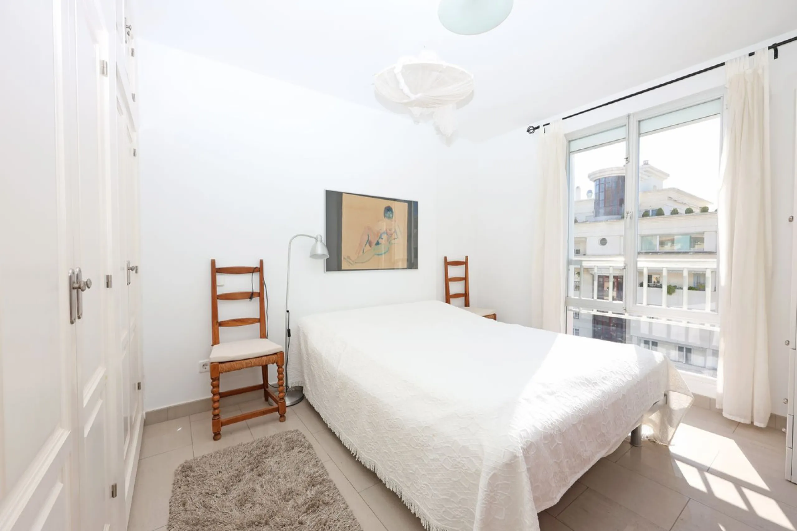 Introducing this charming 3-bedroom, 2-bathroom apartment, ideally located in the heart of Marbella. This home offers comfort and style in one of the most sought-after areas on the Costa del Sol. The living room opens up to a South-West facing terrace, pe