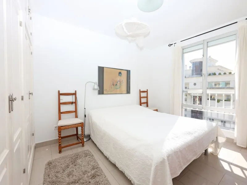 Introducing this charming 3-bedroom, 2-bathroom apartment, ideally located in the heart of Marbella. This home offers comfort and style in one of the most sought-after areas on the Costa del Sol. The living room opens up to a South-West facing terrace, pe