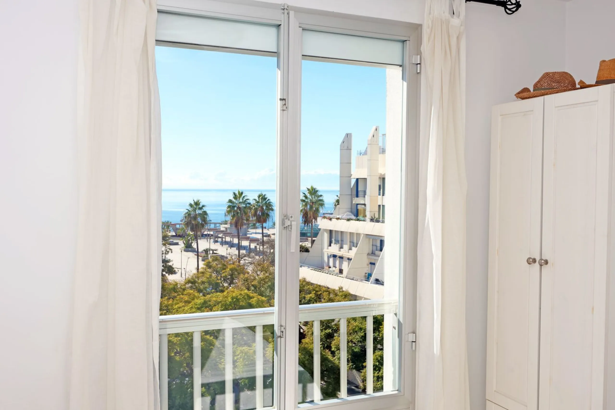 Introducing this charming 3-bedroom, 2-bathroom apartment, ideally located in the heart of Marbella. This home offers comfort and style in one of the most sought-after areas on the Costa del Sol. The living room opens up to a South-West facing terrace, pe