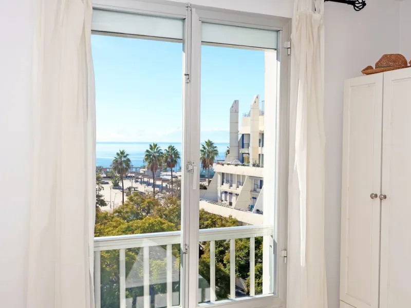 Introducing this charming 3-bedroom, 2-bathroom apartment, ideally located in the heart of Marbella. This home offers comfort and style in one of the most sought-after areas on the Costa del Sol. The living room opens up to a South-West facing terrace, pe