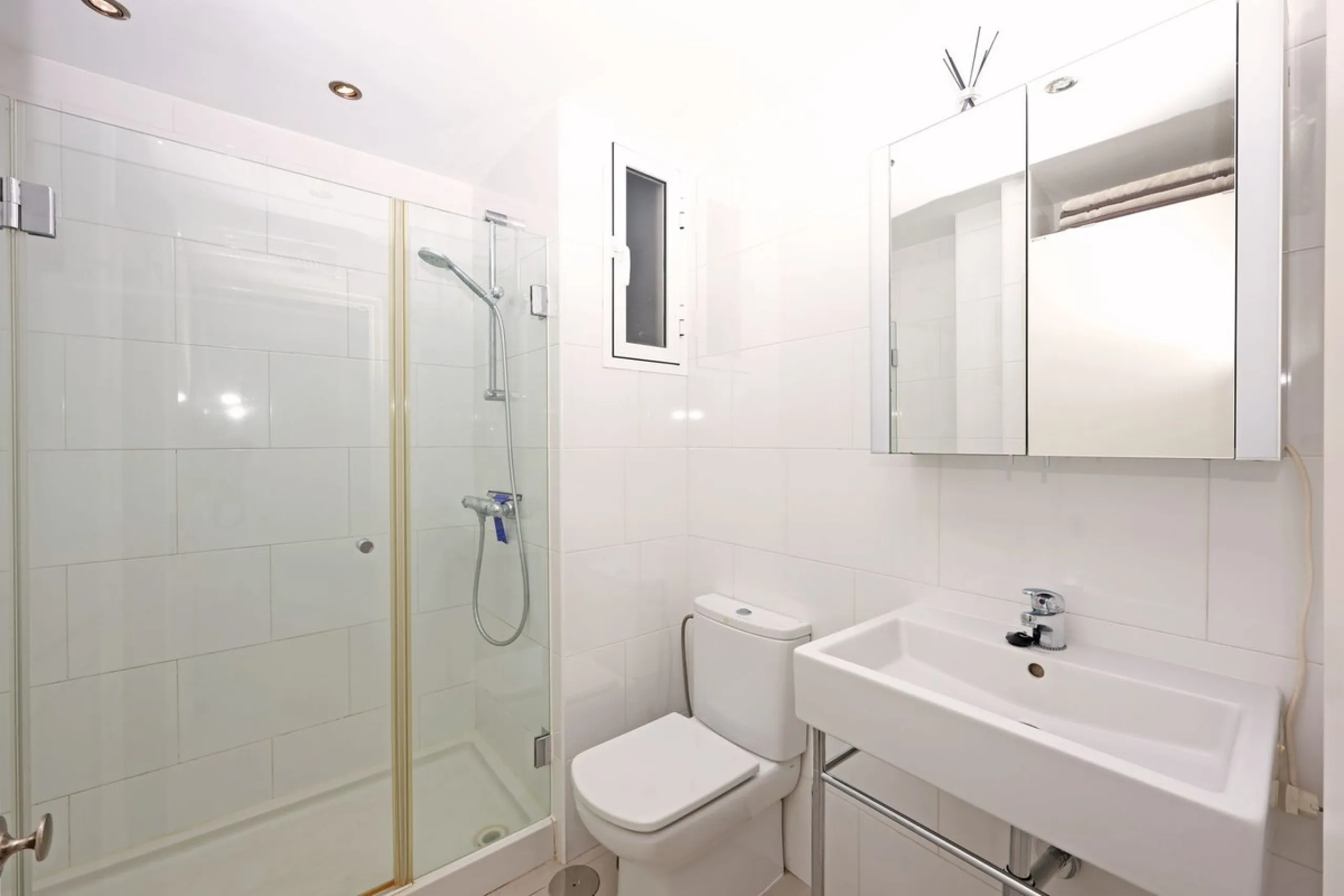 Introducing this charming 3-bedroom, 2-bathroom apartment, ideally located in the heart of Marbella. This home offers comfort and style in one of the most sought-after areas on the Costa del Sol. The living room opens up to a South-West facing terrace, pe