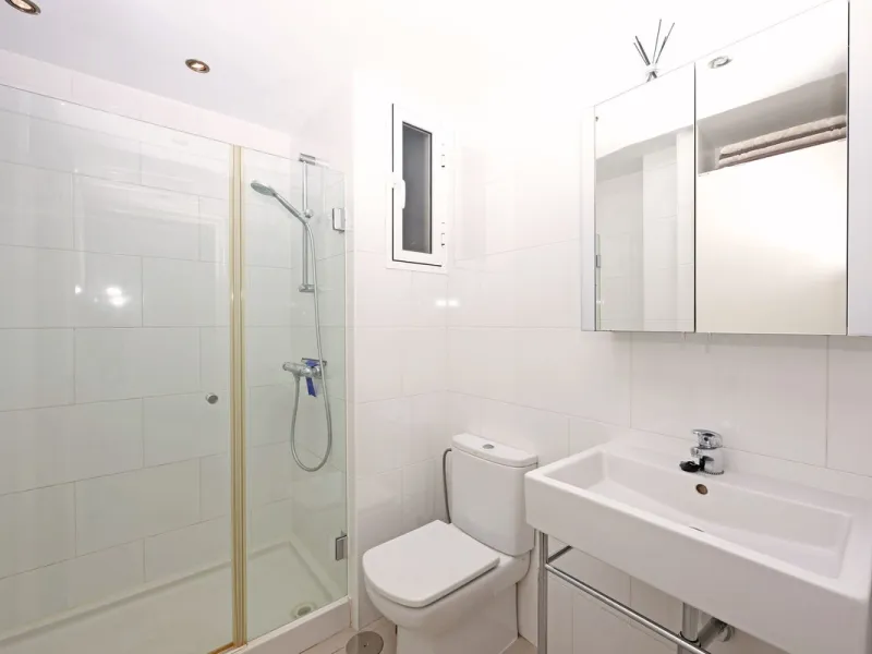 Introducing this charming 3-bedroom, 2-bathroom apartment, ideally located in the heart of Marbella. This home offers comfort and style in one of the most sought-after areas on the Costa del Sol. The living room opens up to a South-West facing terrace, pe