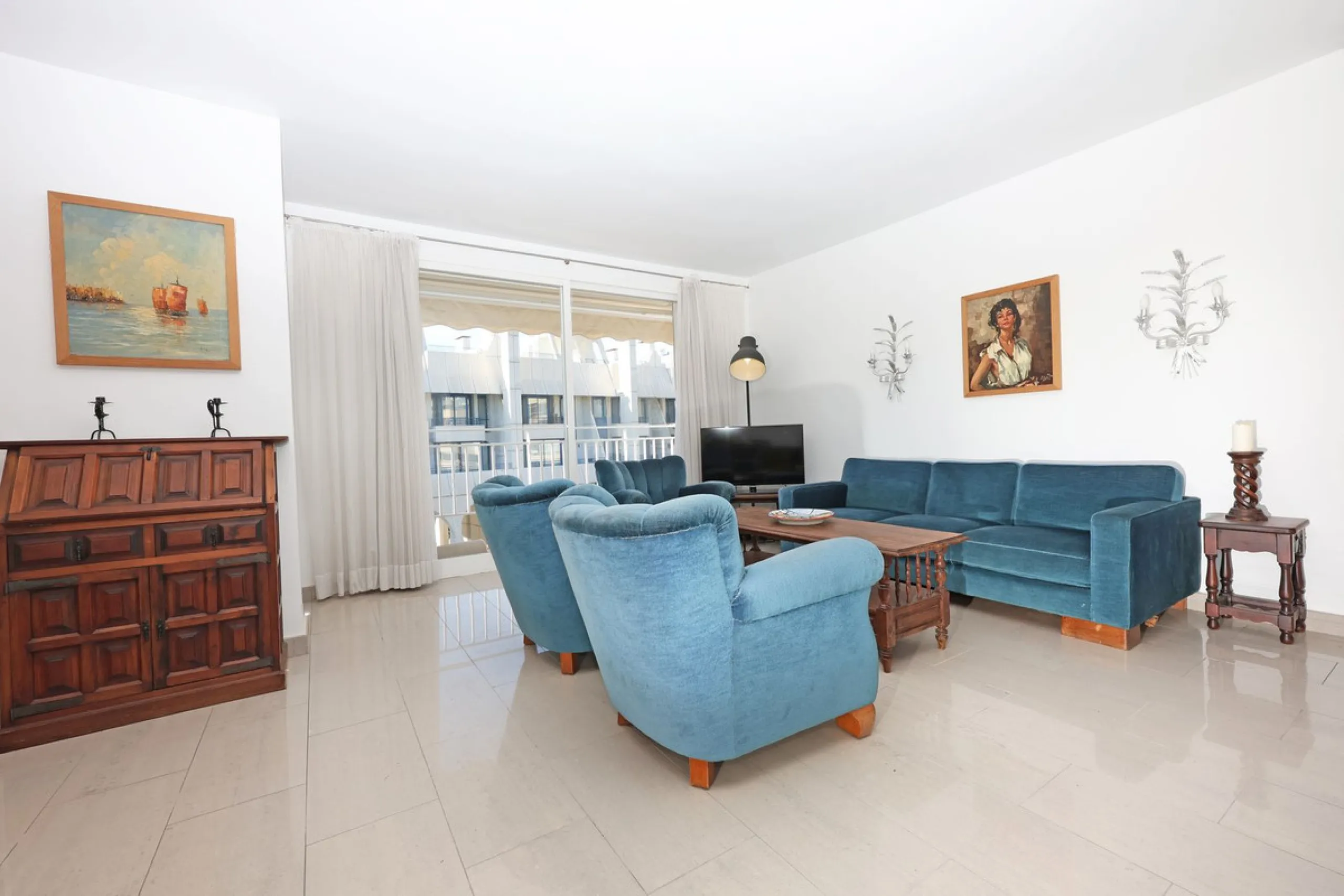 Introducing this charming 3-bedroom, 2-bathroom apartment, ideally located in the heart of Marbella. This home offers comfort and style in one of the most sought-after areas on the Costa del Sol. The living room opens up to a South-West facing terrace, pe