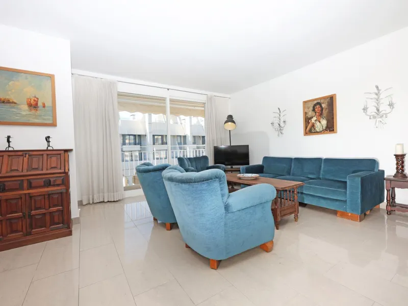 Introducing this charming 3-bedroom, 2-bathroom apartment, ideally located in the heart of Marbella. This home offers comfort and style in one of the most sought-after areas on the Costa del Sol. The living room opens up to a South-West facing terrace, pe