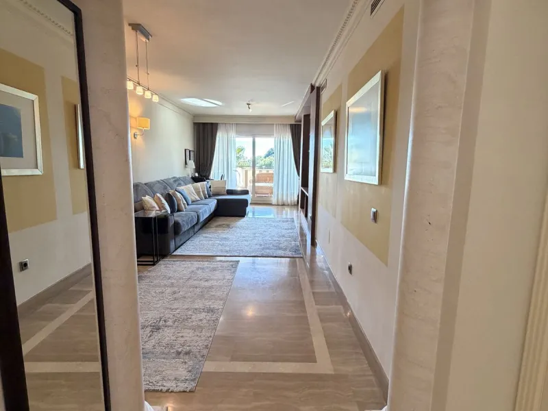 Apartment - Middle Floor Apartment в продаже в Marbella, Málaga. В доме 2 спален и 2 ванных комнат. Площадь дома 110 м²