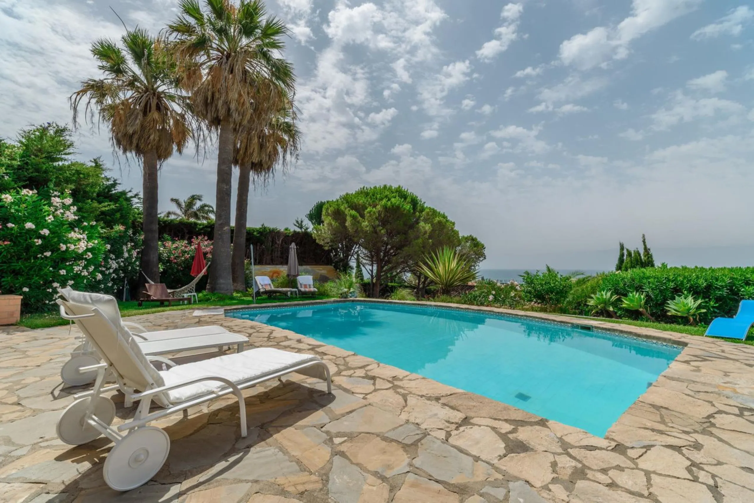 Magnificent property with sea views and