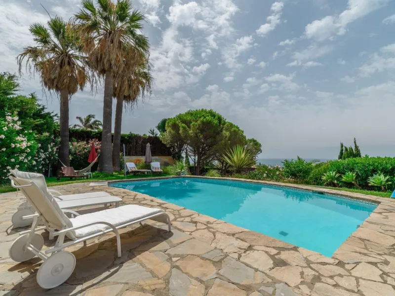 House - Detached Villa в продаже в Estepona, Málaga. В доме 5 спален и 5 ванных комнат. Площадь дома 451 м². Площадь участка 3600 м²