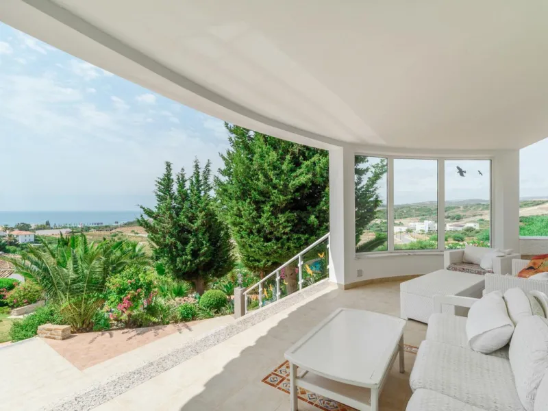 Magnificent property with sea views and