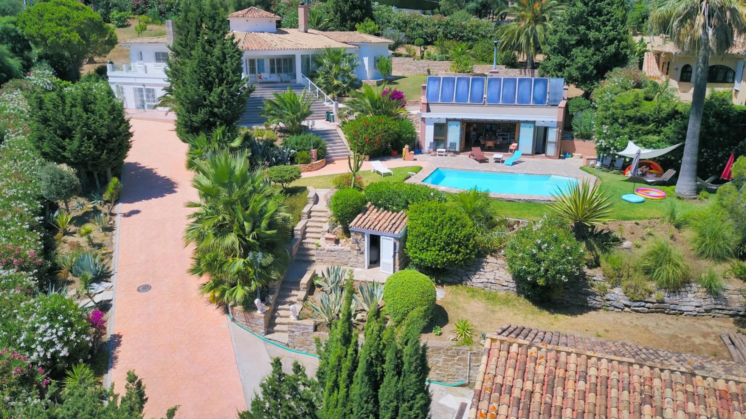 Magnificent property with sea views and