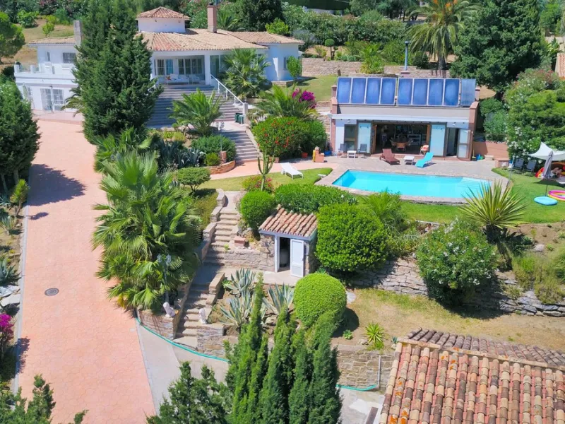 Magnificent property with sea views and