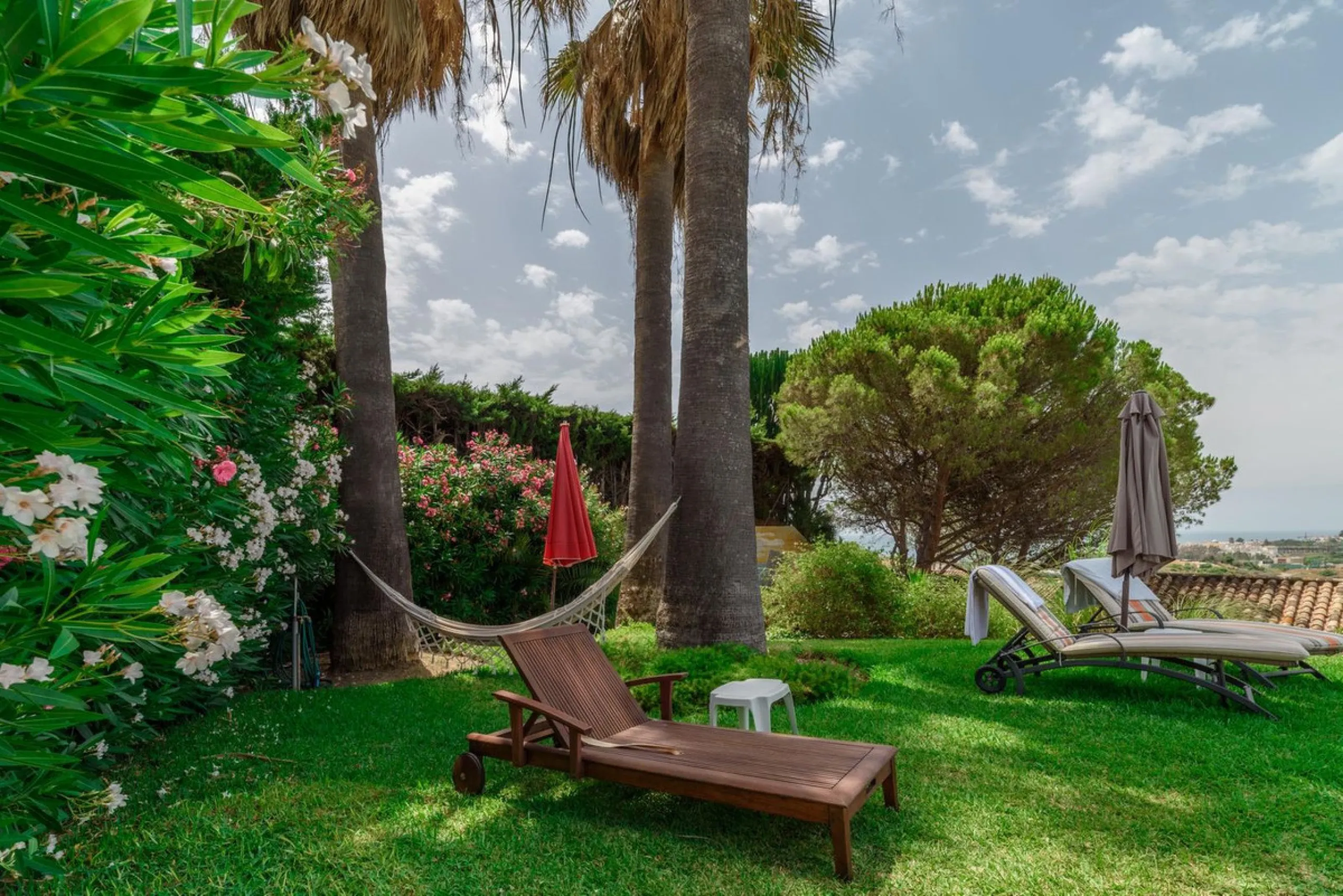 Magnificent property with sea views and