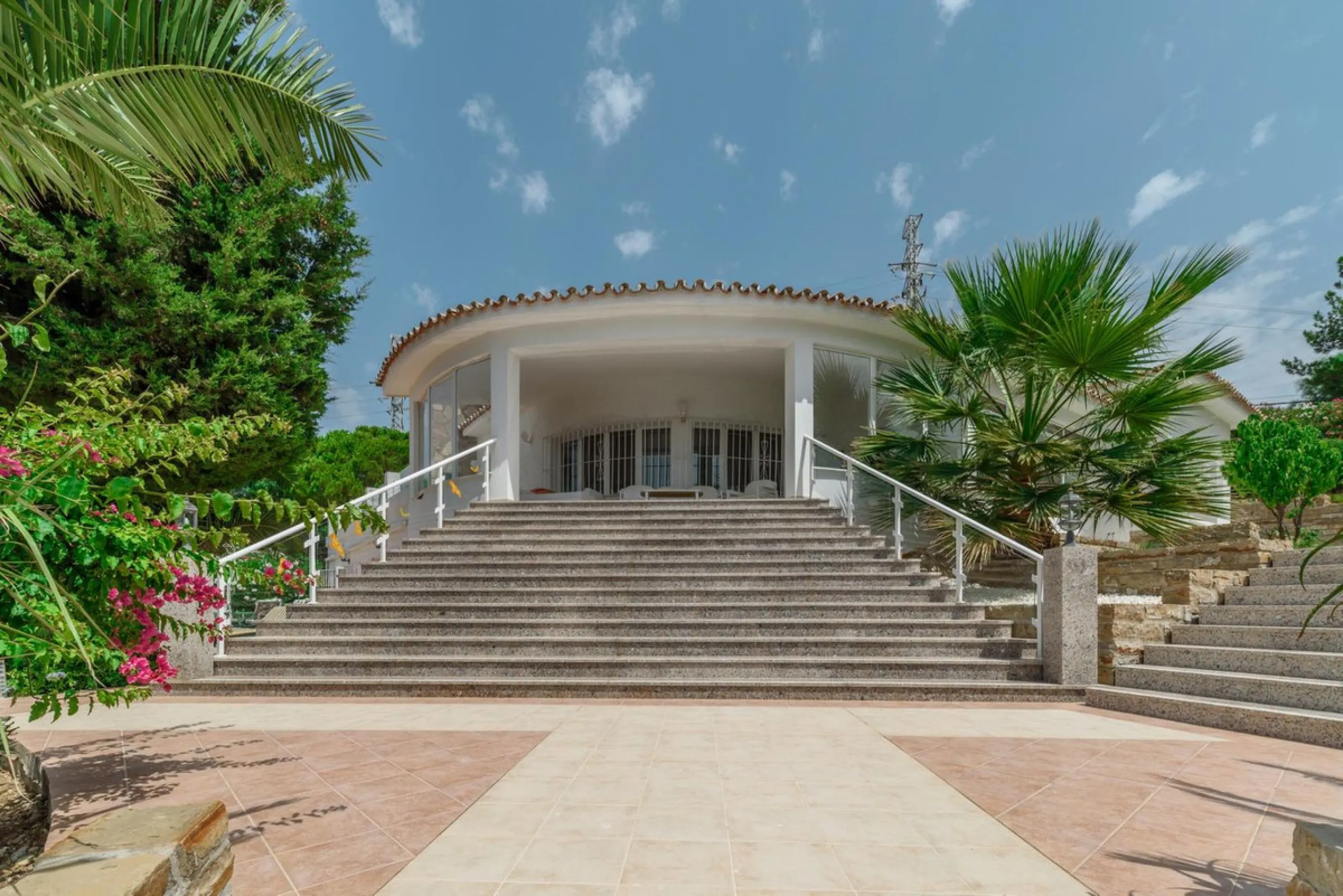 Magnificent property with sea views and