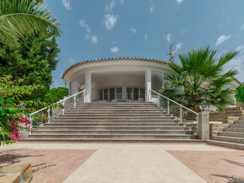 Magnificent property with sea views and