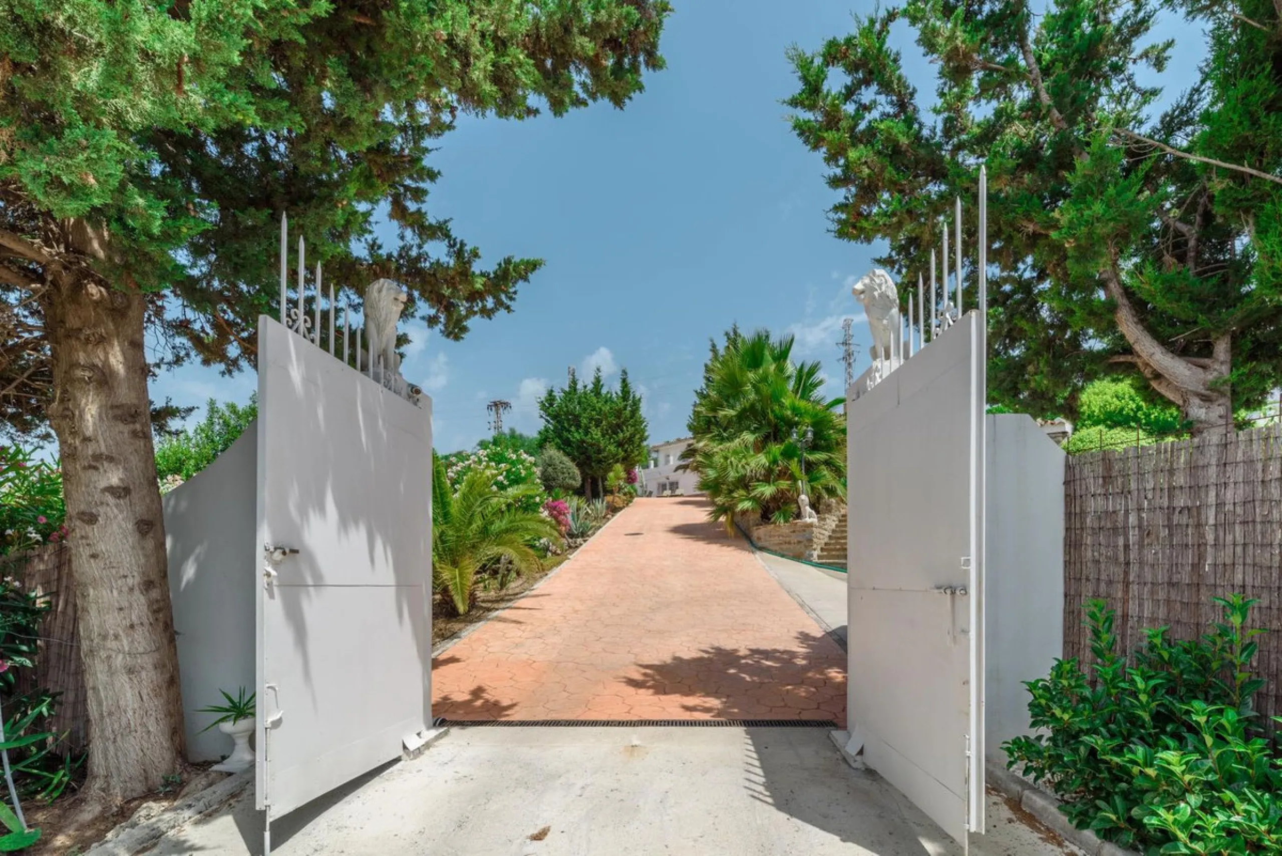 Magnificent property with sea views and